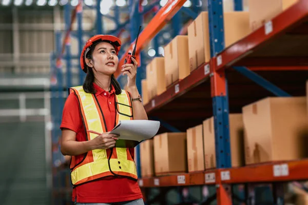 Operadora revisando inventario en almacén